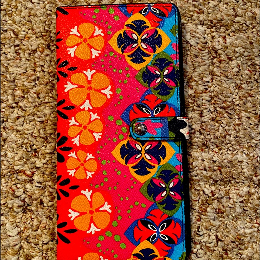Vera Bradley Wallet. 4.5L X 9”W. $15